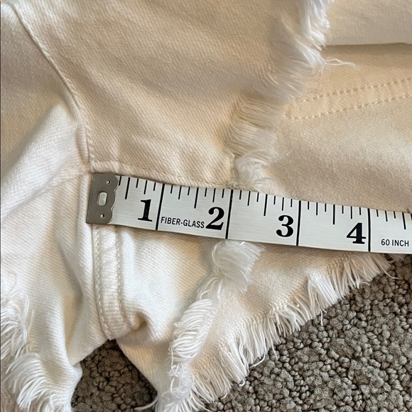 🩷 Alice + Olivia White Embroidered Jean Shorts - Picture 5 of 11